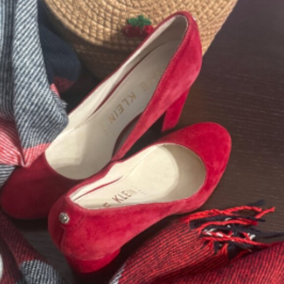 Anne Klein Red Suede Shoes Block Heels Size 7 & Red Scarf + Straw Bag Bundle - Picture 1 of 9